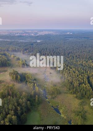 Schöne misty Abend Landschaft von drone fotografiert. Magische Atmosphäre. Stockfoto