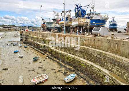 Trawler Wartung bei Granville Stockfoto