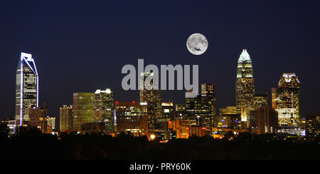 Foto composite von Charlotte, North Carolina, Skyline, Nacht, mit einem vollen Mond Overhead. Stockfoto