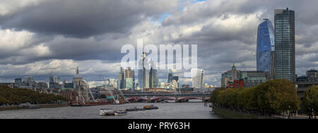 Blick nach Osten von der Waterloo Bridge über die Themse in die Stadt London Financial District Wolkenkratzer und St Paul's Cathedral Stockfoto