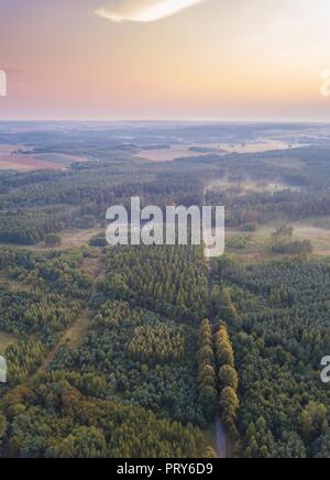 Schöne misty Abend Landschaft von drone fotografiert. Magische Atmosphäre. Stockfoto