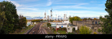 Die sich verändernden Skyline von Woking, Surrey: Bahnstrecken in Turmdrehkrane und das neue Hochhaus Büro- und Entwicklungsprojekte in der Innenstadt führen. Stockfoto