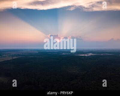 Schöne misty Abend Landschaft von drone fotografiert. Magische Atmosphäre. Stockfoto