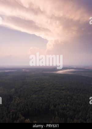 Schöne misty Abend Landschaft von drone fotografiert. Magische Atmosphäre. Stockfoto