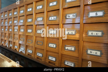 Bibliothek alte Holz- Katalog für Katalog Karten, mit Buchstaben auf Schubladen, Seitenansicht Stockfoto