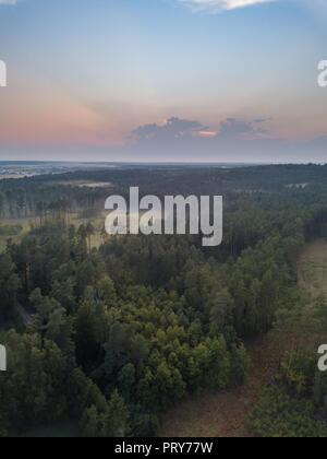 Schöne misty Abend Landschaft von drone fotografiert. Magische Atmosphäre. Stockfoto