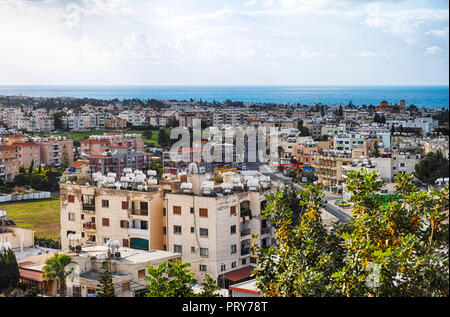 Höchster Punkt der Paphos Stadt mit Häusern, Meer und Himmel. Stockfoto