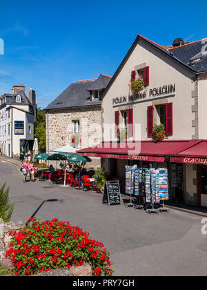 Moulin du Grand Poulguin, Café Restaurant und Souvenirshop im Zentrum von Pont-Aven auf dem Fluss Aven, Bretagne, Bretagne, Finistère Frankreich Stockfoto