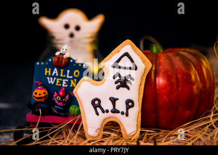 Frische hausgemachte verziert halloween Kekse und Süßigkeiten auf dunklem Hintergrund, Konzept der Halloween Monster party, kopieren Platz, in der Nähe Stockfoto