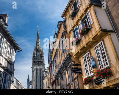 Quimper mittelalterlichen Fachwerkhaus alten historischen Shopping Viertel Kathedrale Turm im Hintergrund Quimper Bretagne Bretagne Finistere Frankreich Stockfoto