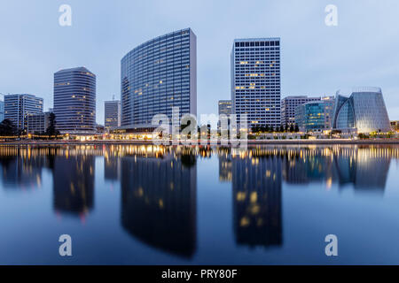 Stadtzentrum von Oakland und Lake Merritt Reflexionen in der Dämmerung. Stockfoto