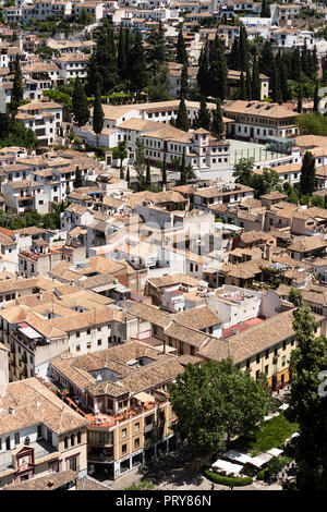 Allgemeine Ansicht des Albaizín Nachbarschaft und die Stadt Granada von den Gärten der Alhambra. Stockfoto