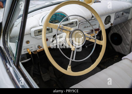 Russland, TAGANROG, 09. MAI 2018: die Sicht auf die Weißen Dashboard von Auto und Lenkrad eines GAZ-21 Volga Auto Stockfoto