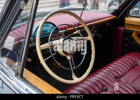 Russland, TAGANROG, 09. MAI 2018: Rot Leder Armaturenbrett und Lenkrad des Autos GAZ-21 Volga Stockfoto