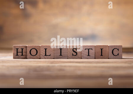 Foto von ganzheitlichen Holzklötze auf hölzernen Schreibtisch Stockfoto