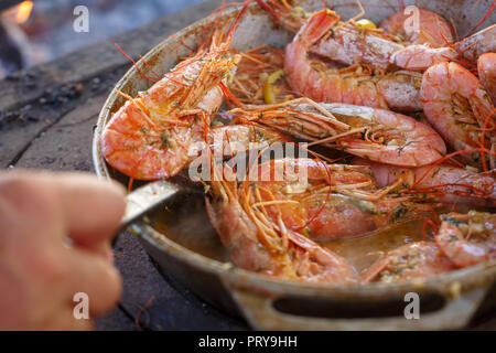 Sehr lecker Garnelen mit Sauce und Zitrone und Knoblauch close-up Stockfoto