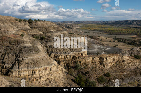 Badlands im Tal des Little Missouri River in Theodore Roosevelt National Park North Einheit in North Dakota. Stockfoto