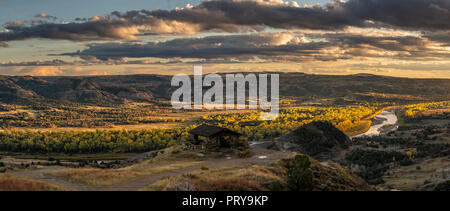 Die Little Missouri River River Bend Blicken auf Theodore Roosevelt National Park North Gerät, bei Sonnenuntergang mit dem historischen CCC Tierheim gesehen. Stockfoto