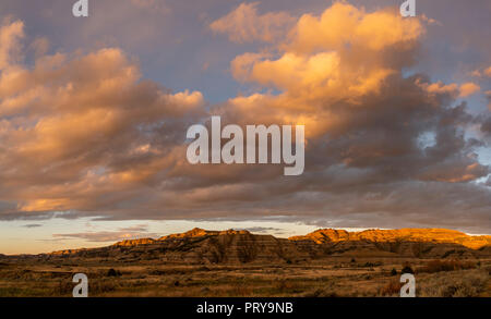 Badlands Theodore Roosevelt National Park North Unit bei Sonnenuntergang mit Wolken im Himmel. Stockfoto