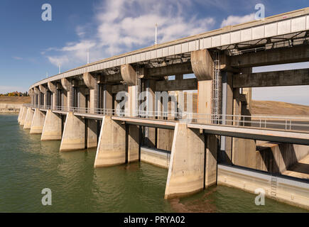 Eine konkrete Abflußkanal für Fort Peck Damm am Missouri River in Montana. Stockfoto