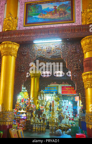 YANGON, MYANMAR - Februar 27, 2018: Verschiedene religiöse Waren in Marktstand von East Gate galerie Shwedagon Pagode, am 27. Februar in Yangon. Stockfoto