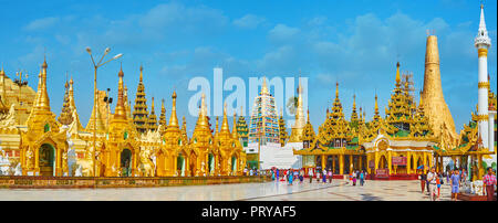 YANGON, MYANMAR - Februar 27, 2018: Die Swedagon Pagode Komplexe ist berühmt unter den Touristen wie der einzigartige historische, kulturelle, religiöse und Archit Stockfoto