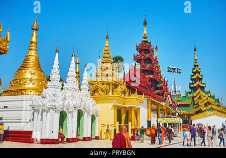 YANGON, MYANMAR - 27. FEBRUAR 2018: Die schreine und Bild Häuser Shwedagon komplex sind perfekte Beispiele der burmesischen Kunst und Architektur mit Trad Stockfoto