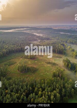 Schöne misty Abend Landschaft von drone fotografiert. Magische Atmosphäre. Stockfoto