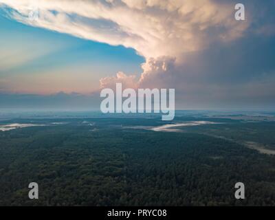 Schöne misty Abend Landschaft von drone fotografiert. Magische Atmosphäre. Stockfoto