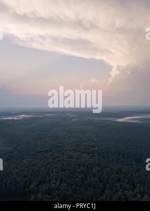 Schöne misty Abend Landschaft von drone fotografiert. Magische Atmosphäre. Stockfoto