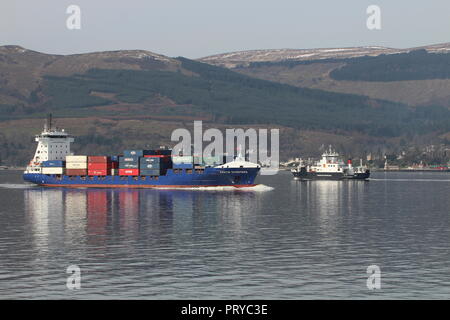 Das containerschiff MS Kristin Schepers die Firth of Clyde, vorbei an der Caledonian MacBrayne Autofähre Coruisk auf der Hinreise. Stockfoto