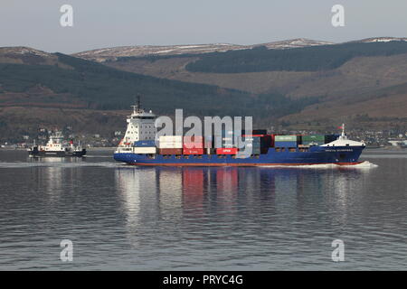 Das containerschiff MS Kristin Schepers die Firth of Clyde, vorbei an der Caledonian MacBrayne Autofähre Coruisk auf der Hinreise. Stockfoto