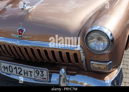 Russland, Rostow-am-Don, 07. Oktober 2017: vorderer Teil der hellbraune Farbe Auto GAZ-21 Volga close-up Stockfoto