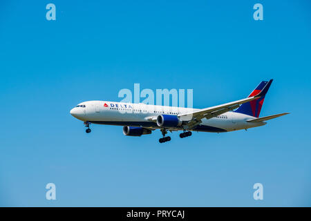 Delta Airlines Flugzeug Vorbereitung für die Landung in den blauen Himmel bei Tag Zeit im internationalen Flughafen Stockfoto