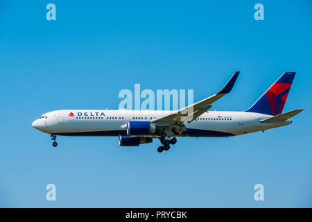 Delta Airlines Flugzeug Vorbereitung für die Landung in den blauen Himmel bei Tag Zeit im internationalen Flughafen Stockfoto