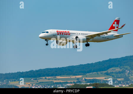 Swiss Airlines Flugzeug Vorbereitung für die Landung am Tag Zeit im internationalen Flughafen Stockfoto