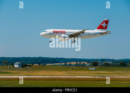 Swiss Airlines Flugzeug Vorbereitung für die Landung am Tag Zeit im internationalen Flughafen Stockfoto