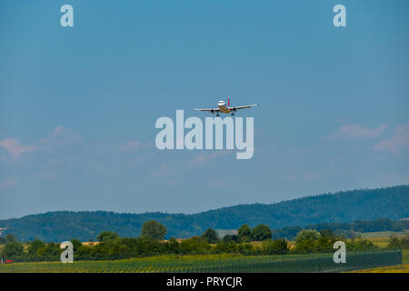 Swiss Airlines Flugzeug Vorbereitung für die Landung am Tag Zeit im internationalen Flughafen Stockfoto