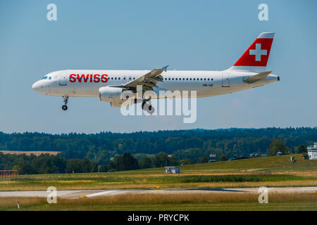 Swiss Airlines Flugzeug Vorbereitung für die Landung am Tag Zeit im internationalen Flughafen Stockfoto