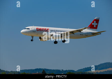 Swiss Airlines Flugzeug Vorbereitung für die Landung am Tag Zeit im internationalen Flughafen Stockfoto