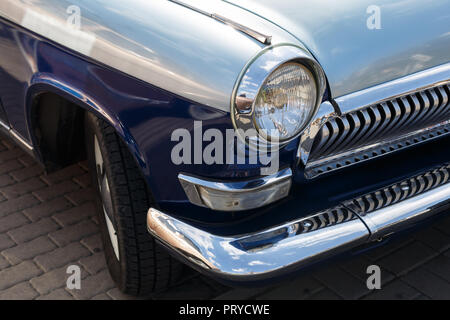 Blick auf den vorderen Teil eines retro Auto blaue Farbe Stockfoto
