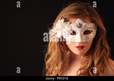 Redhead maskierte Frau Porträt Stockfoto