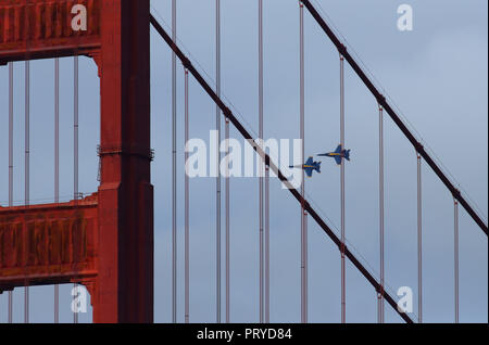 Blauer Engel fliegen in der Nähe der Golden Gate Bridge in San Francisco, Kalifornien, USA Stockfoto