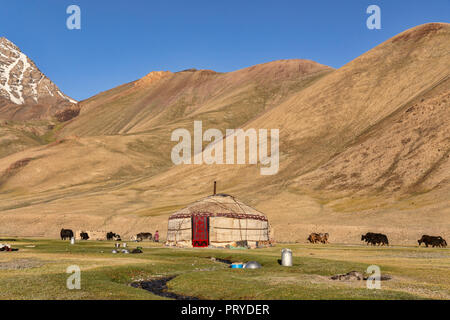 Kirgisische Jurte bei Sonnenaufgang goldenen Stunde in der entfernten Pshart Tal im Pamir, Gorno-Badakhshan Autonome Region, Tadschikistan. Stockfoto