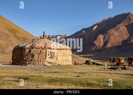 Kirgisische Jurte bei Sonnenaufgang goldenen Stunde in der entfernten Pshart Tal im Pamir, Gorno-Badakhshan Autonome Region, Tadschikistan. Stockfoto