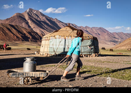 Trekker Vermischung mit lokalen kirgisischen Nomaden in der entfernten Pshart Tal im Pamir, Gorno-Badakhshan Autonome Region, Tadschikistan. Stockfoto