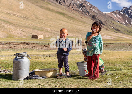 Kirgisischen Nomaden Kinder essen frisch qurut in dem abgelegenen Tal, Gorno-Badakhshan Pshart Autonome Region, Tadschikistan. Stockfoto