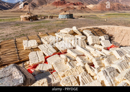 Frisch zubereitete qurut, ein Yak Milchprodukt, mit jurten im Hintergrund in dem abgelegenen Tal, Gorno-Badakhshan Pshart Autonome Region, Tadschikistan. Stockfoto