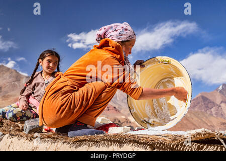 Kirgisischen Nomaden machen Pshart qurut in dem abgelegenen Tal im Pamir, Gorno-Badakhshan Autonome Region, Tadschikistan. Stockfoto