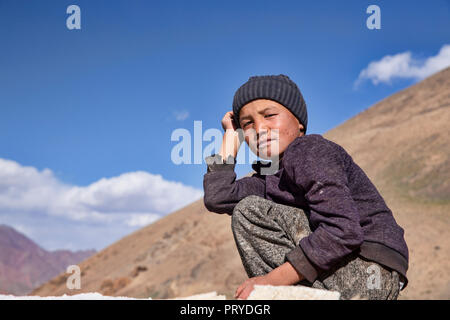 Jungen kirgisischen Nomadenjungen isst frische Pshart qurut in dem abgelegenen Tal im Pamir, Gorno-Badakhshan Autonome Region, Tadschikistan. Stockfoto